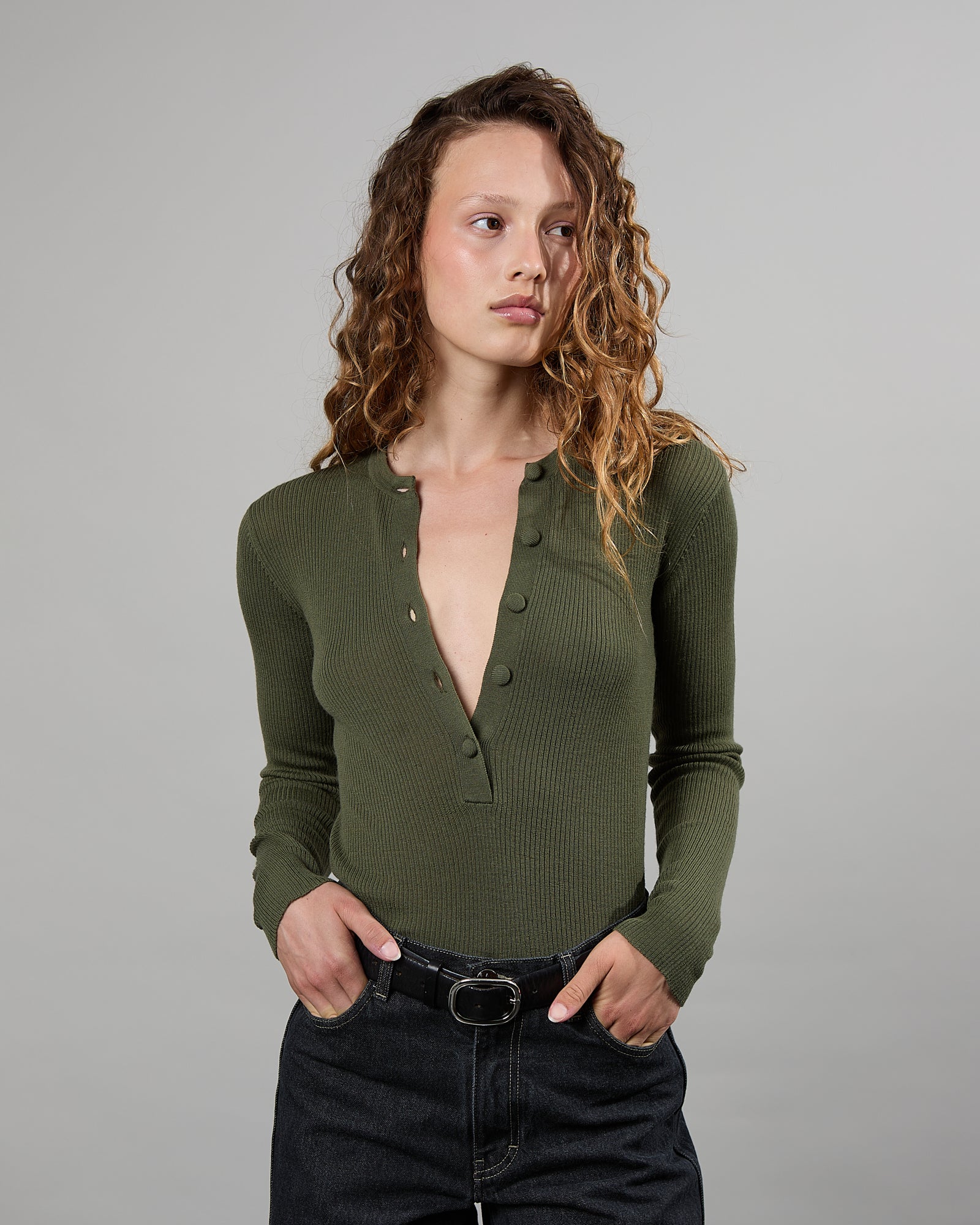 Auguste - Pull col rond avec boutons à l'avant en 100% laine vierge - 1 - Alexandra Golovanoff