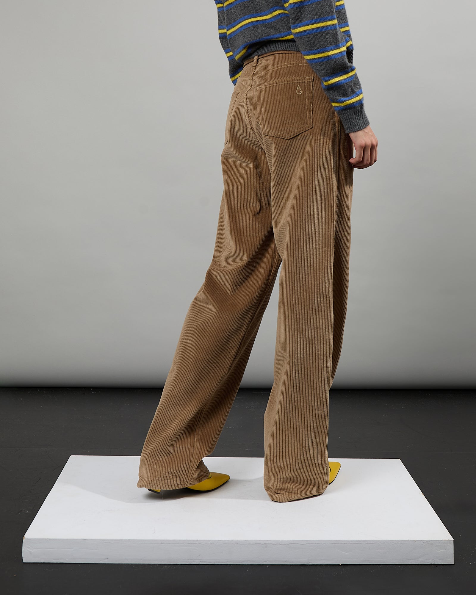 Cécile - Pantalon velours - taille mi-haute - jambe large - 4 - Alexandra Golovanoff