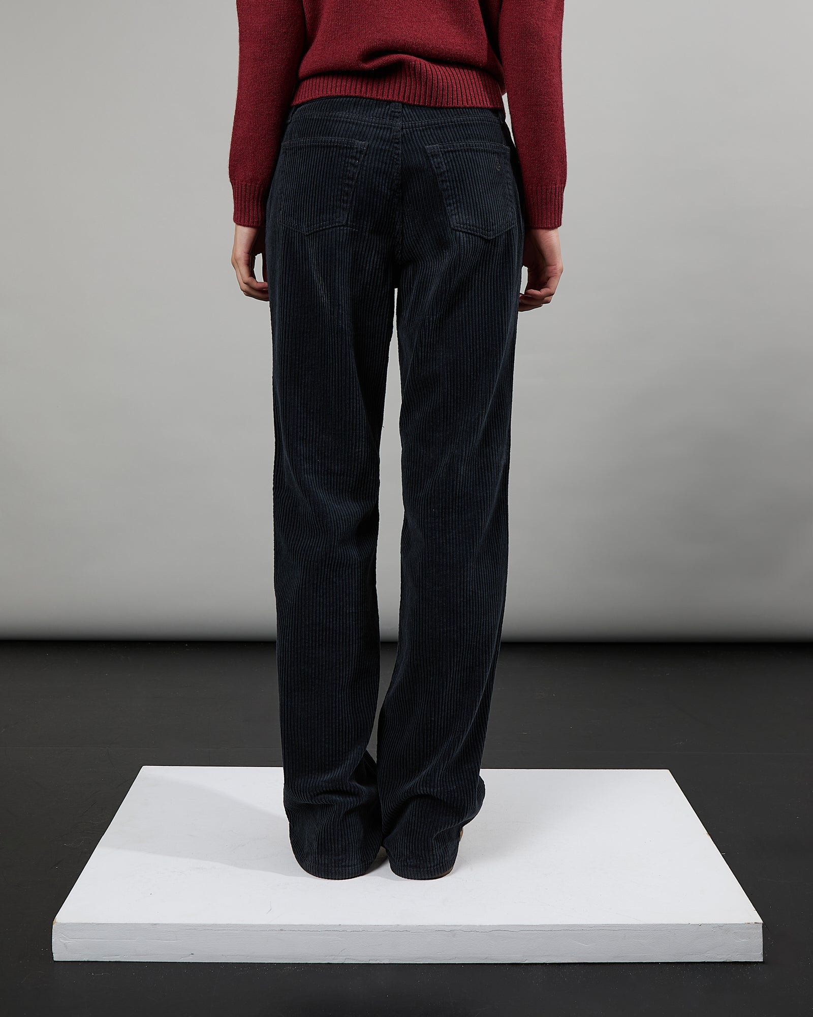 France - Pantalon velours - taille mi-haute - jambe droite - 2 - Alexandra Golovanoff