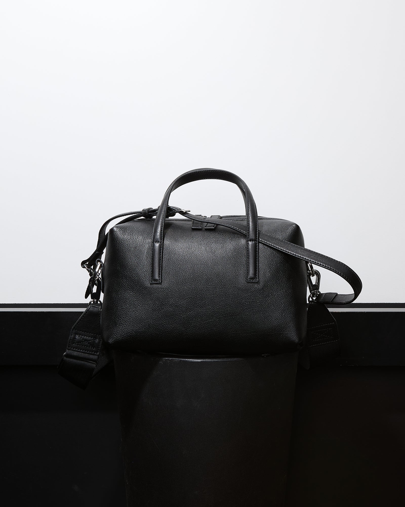Alex - sac en cuir - bandoulières - forme épurée - 1 - Alexandra Golovanoff
