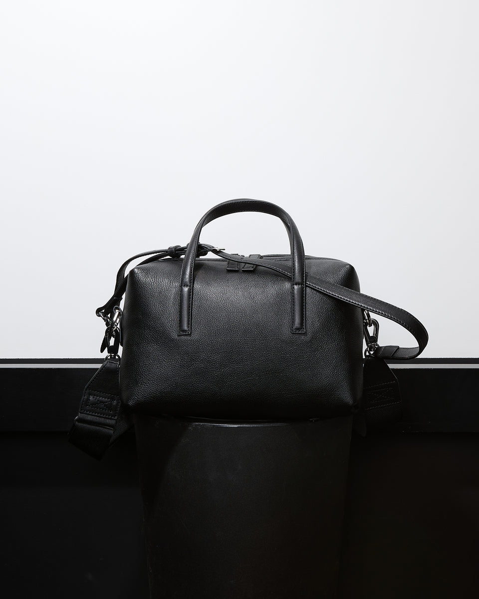 Alex - sac en cuir - bandoulières - forme épurée - 1 - Alexandra Golovanoff