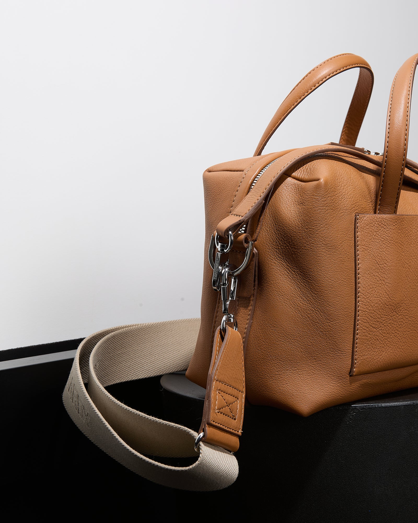 Alex - sac en cuir - bandoulière - taille moyenne - 3 - Alexandra Golovanoff
