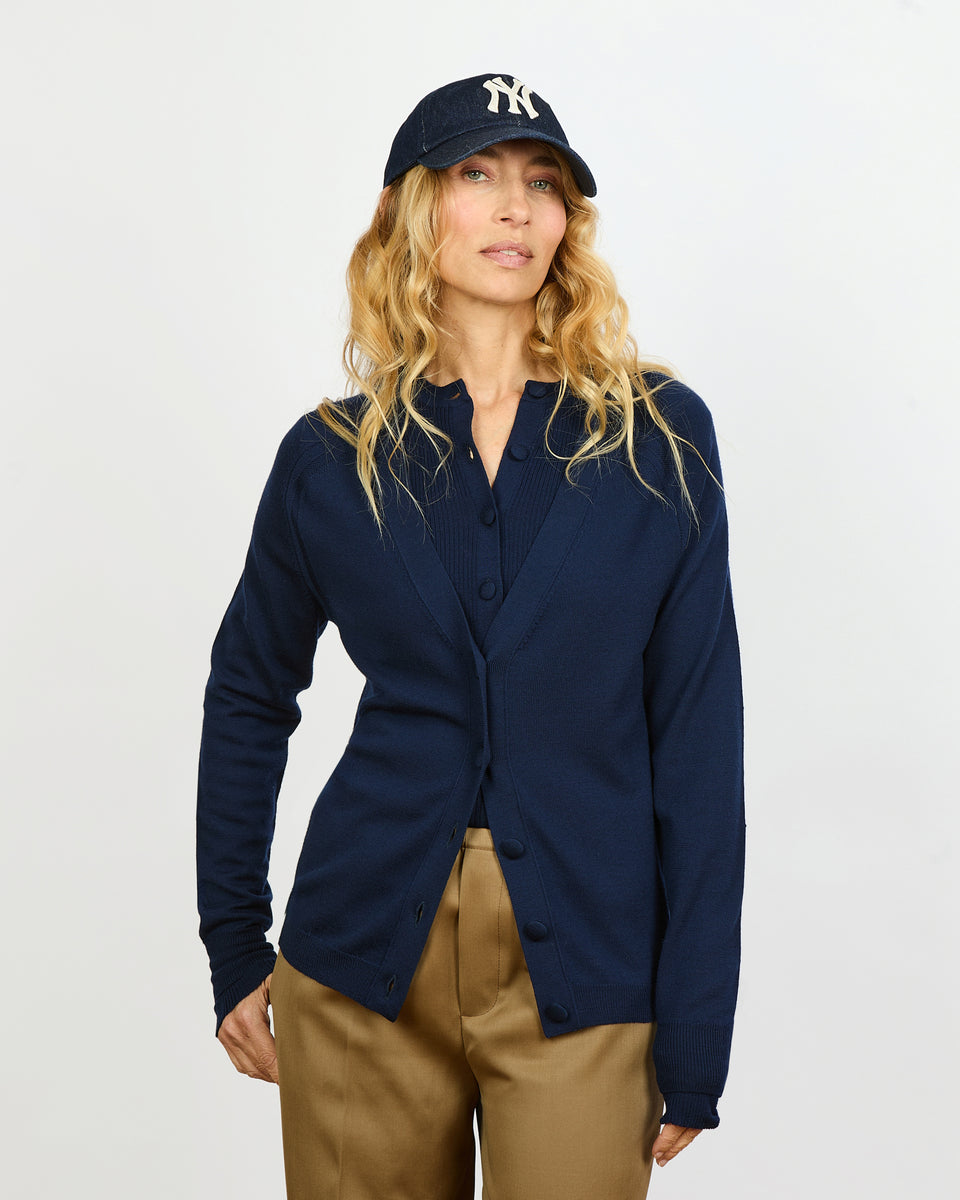 Julien - Cardigan col V overvize en 100% laine vierge - 1 - Alexandra Golovanoff