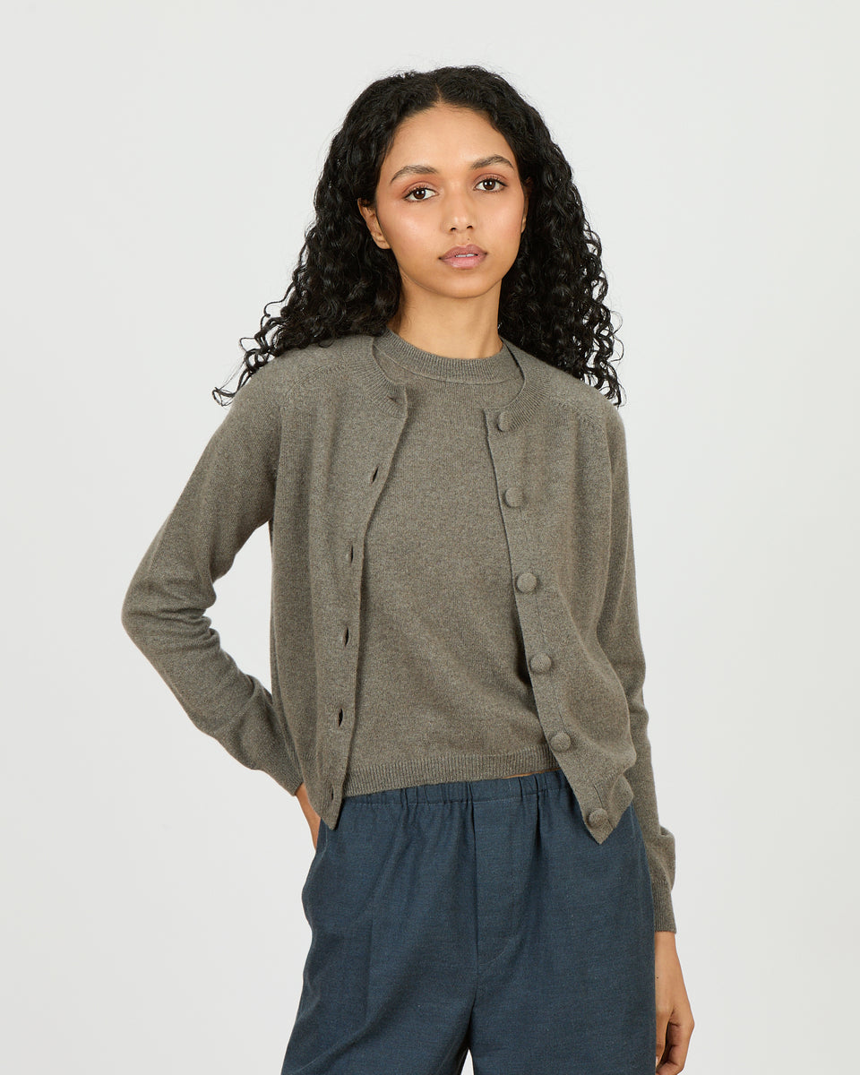 Mila - Cardigan fin col rond et manches raglantes en 100% cachemire - 1 - Alexandra Golovanoff