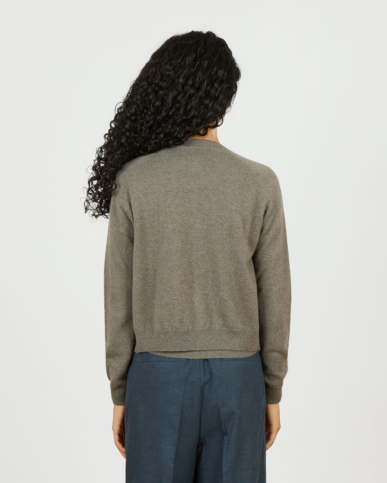 Mila - Cardigan fin col rond et manches raglantes en 100% cachemire - 2 - Alexandra Golovanoff