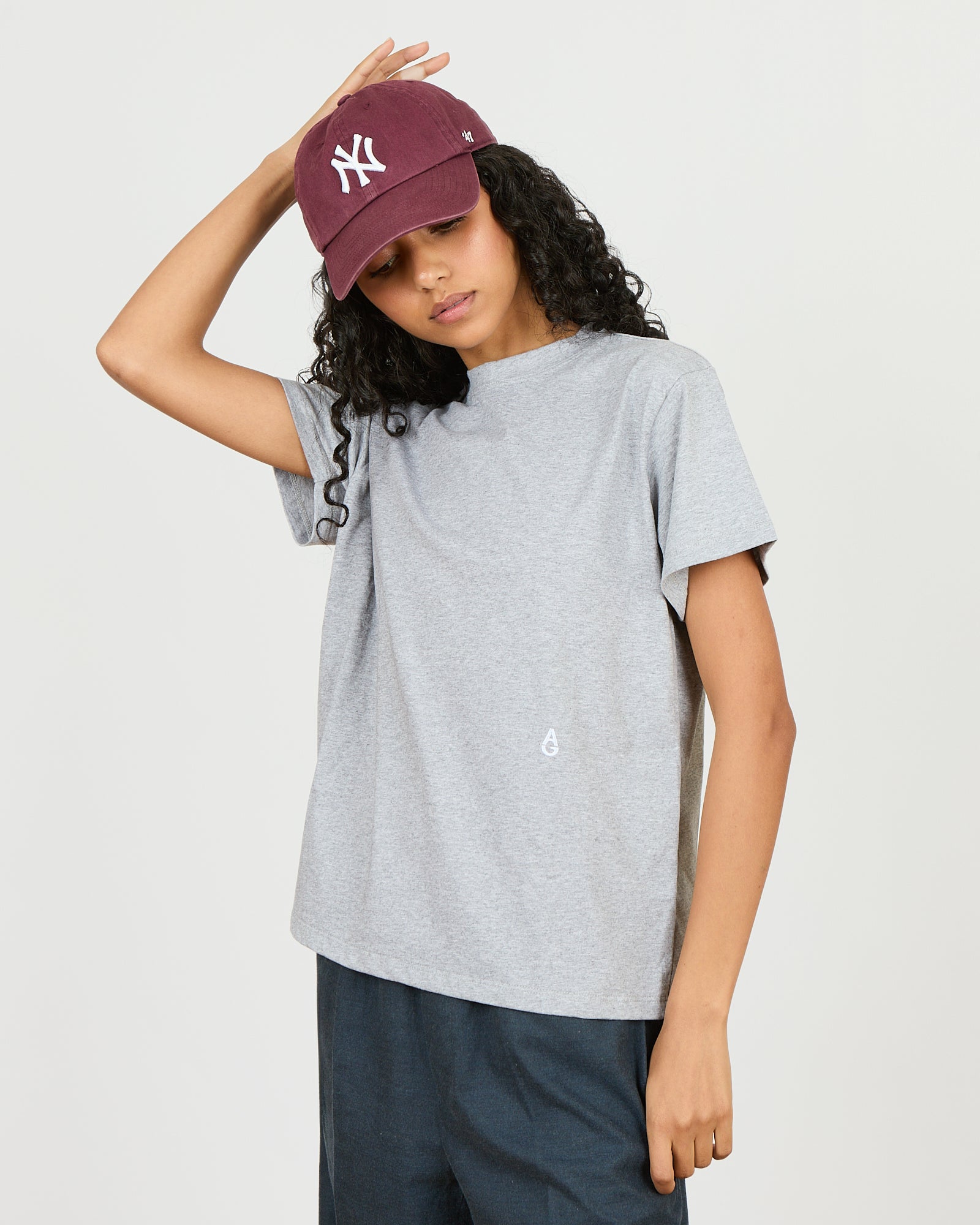 T-shirt - T-shirt en coton, logo brodé en blanc - 1 - Alexandra Golovanoff