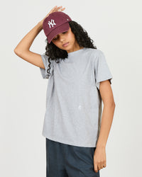 T-shirt - T-shirt en coton, logo brodé en blanc - 1 - Alexandra Golovanoff