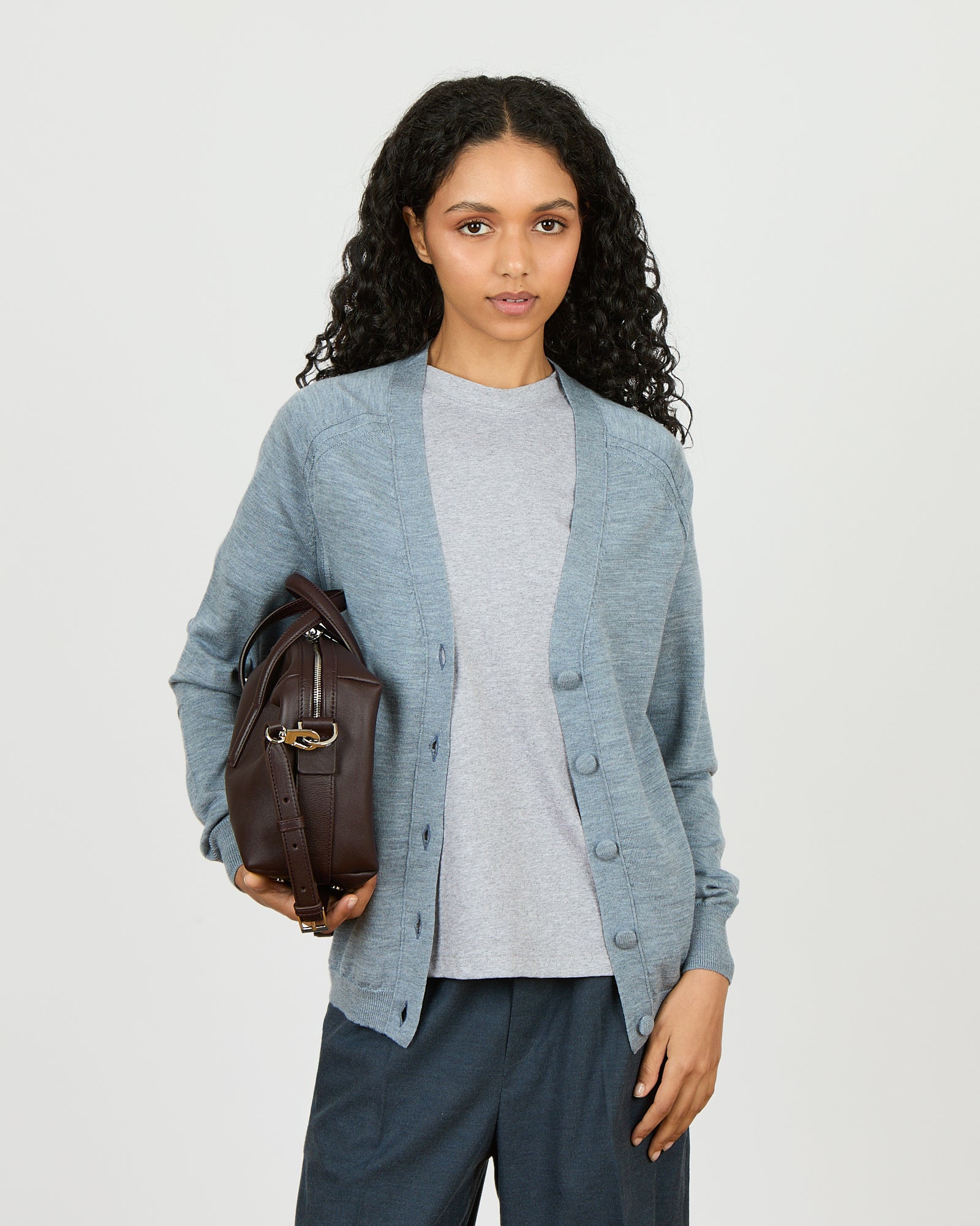 Julien - Cardigan col V overvize en 100% laine vierge - 1 - Alexandra Golovanoff