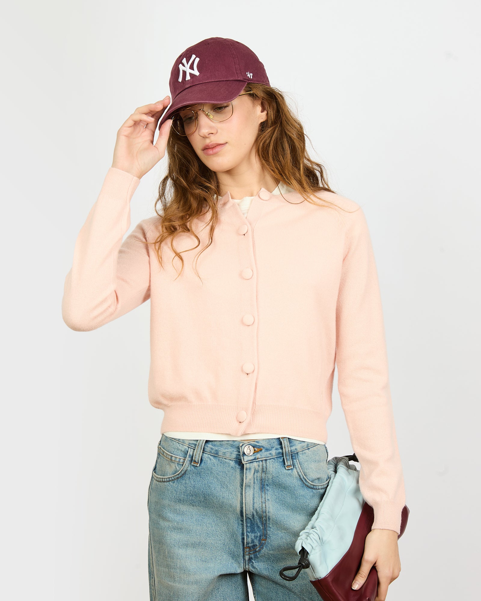 Mila - Cardigan fin col rond et manches raglantes en 100% cachemire - 1 - Alexandra Golovanoff