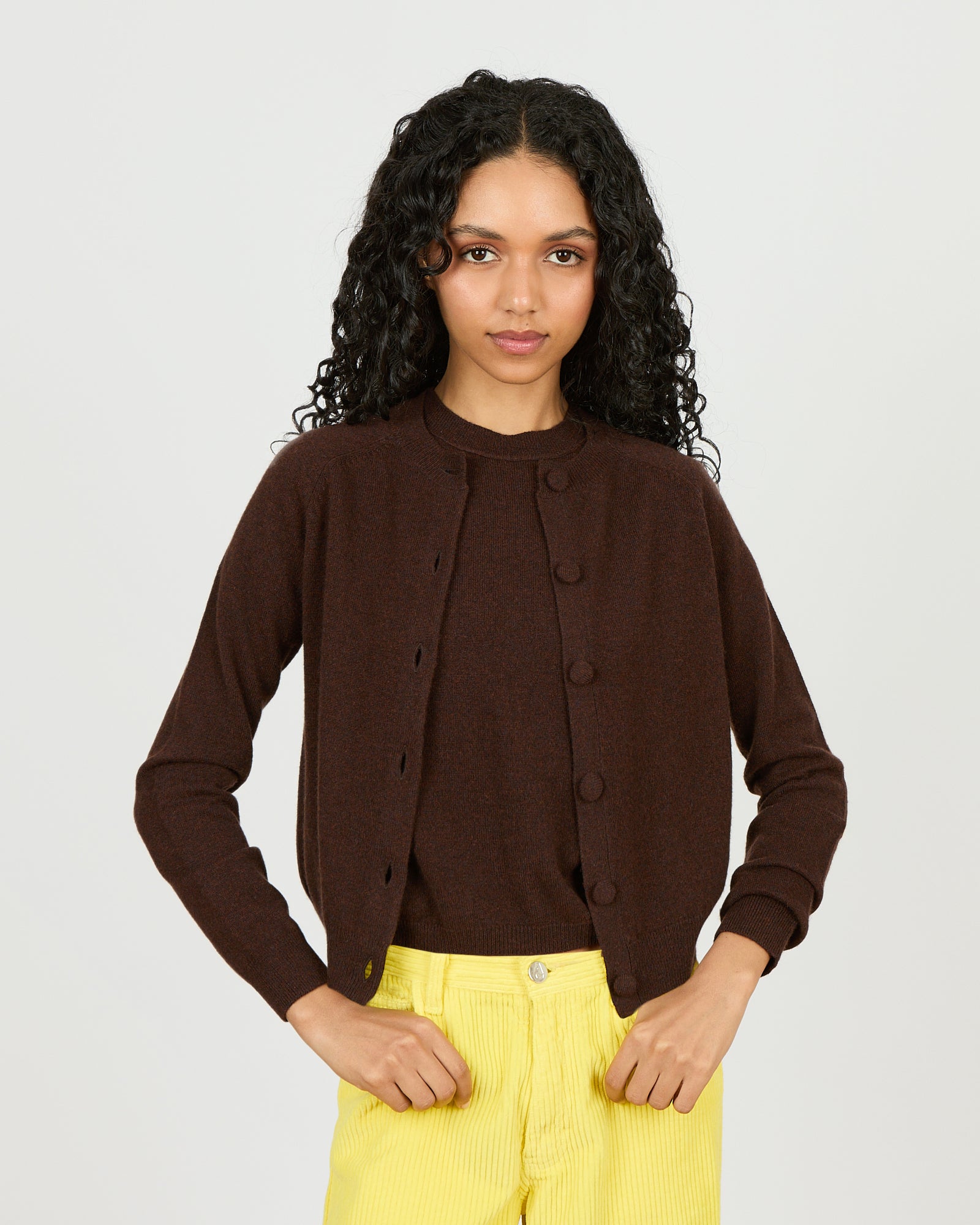 Mila - Cardigan fin col rond et manches raglantes en 100% cachemire - 1 - Alexandra Golovanoff