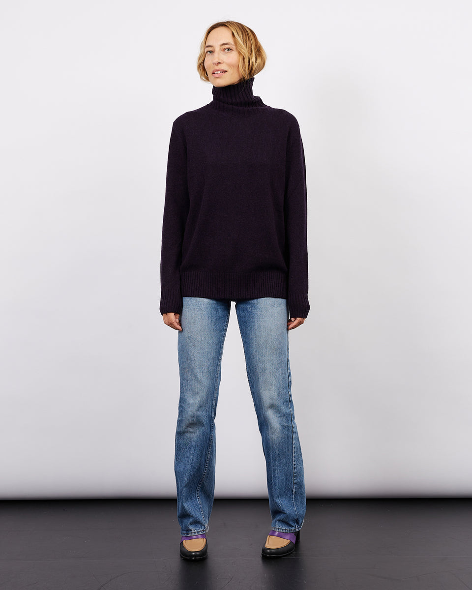 Pierre purple black 15 - 1 - Alexandra Golovanoff